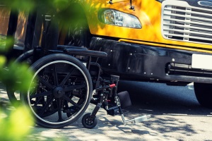 Andare a scuola con lo scuolabus per studenti con disabilità